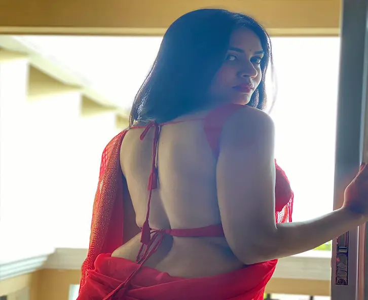 Laxmipuri call girls likes money and enjoy having sex